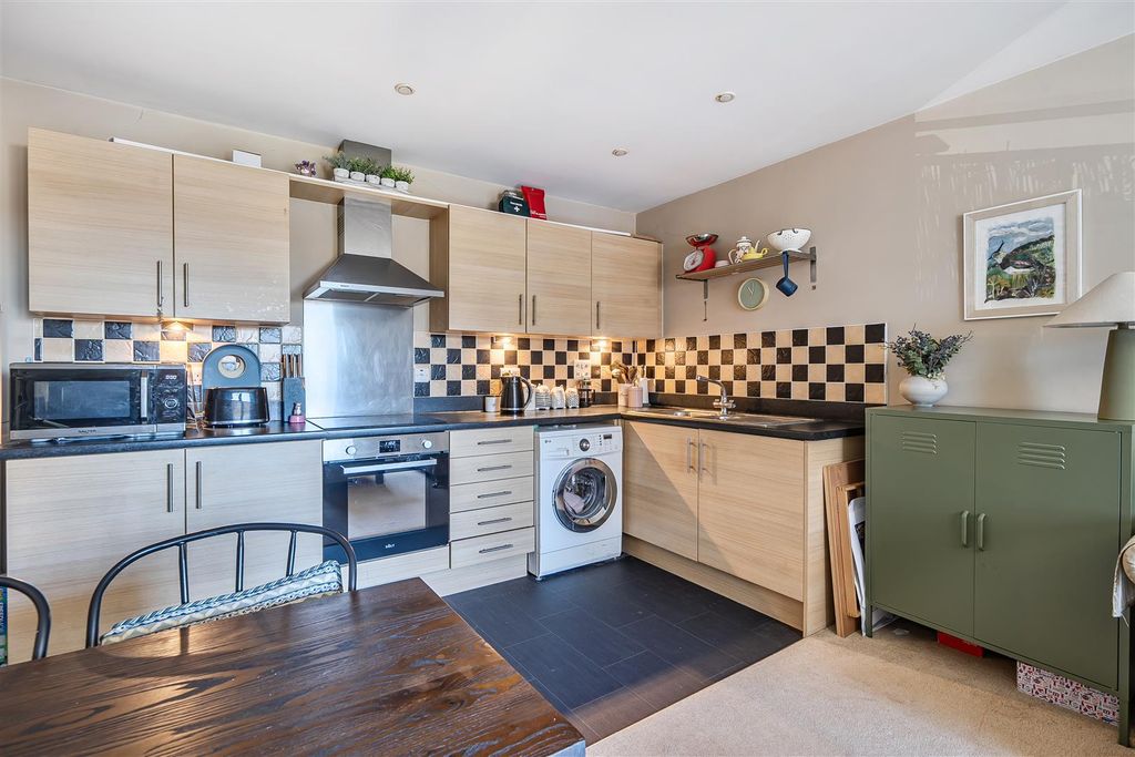 Property photo 3 of 11 Kitchen