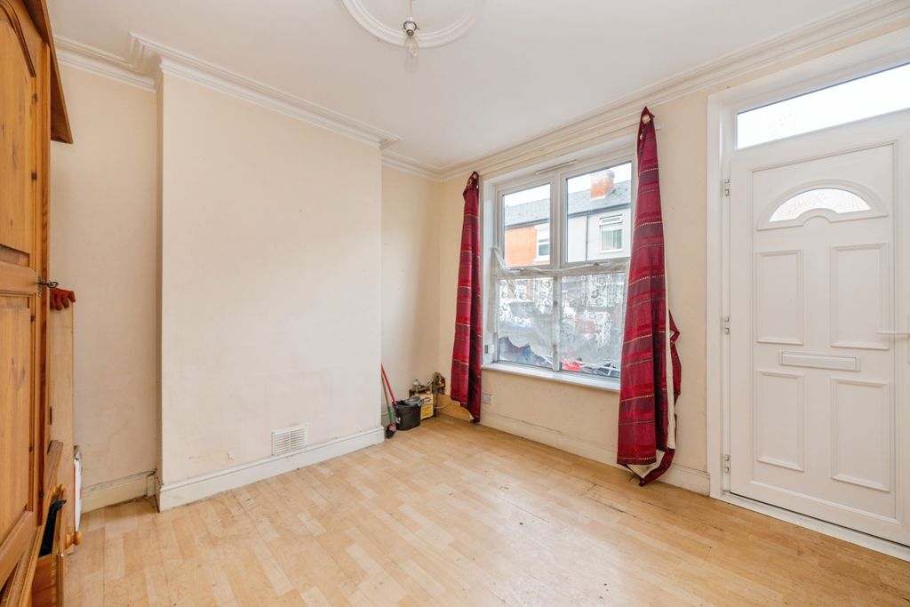 Property photo 3 of 15 Lounge