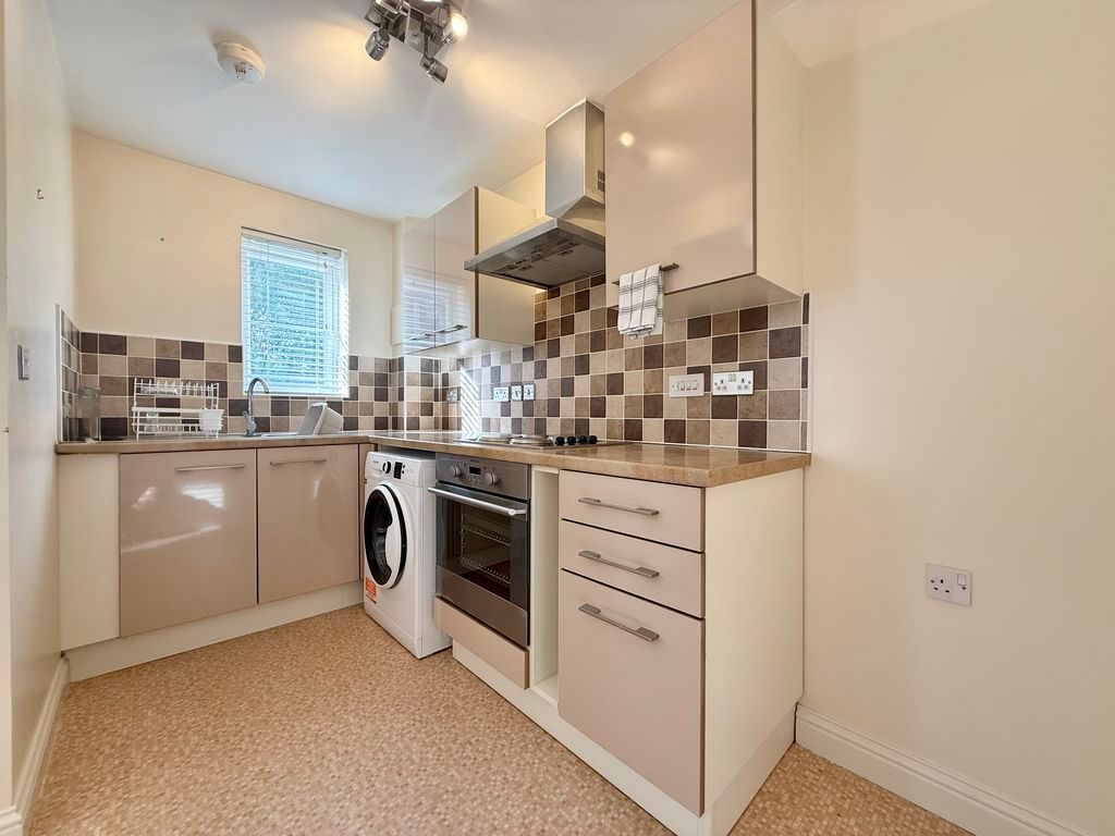 Property photo 3 of 8 Kitchen