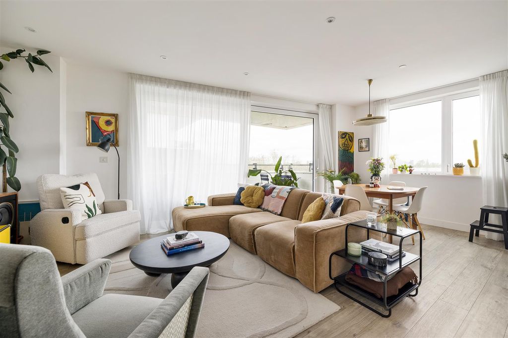 Property photo 2 of 23 Beck Square, E10