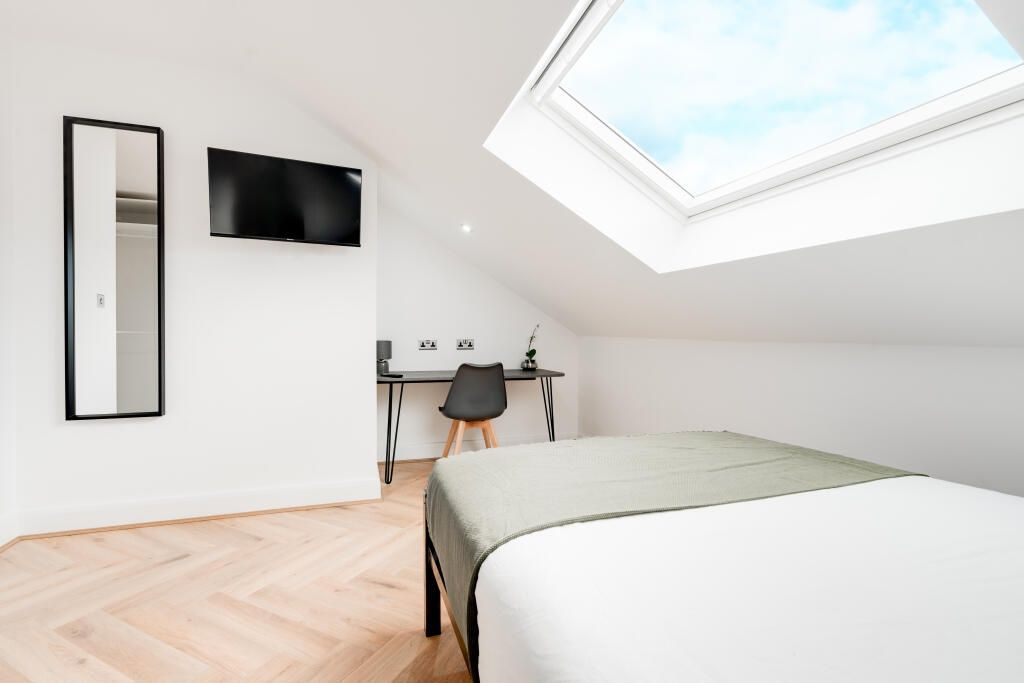 Property photo 2 of 14 A Bright And Clean Bedroom With A Contemporary Sty...