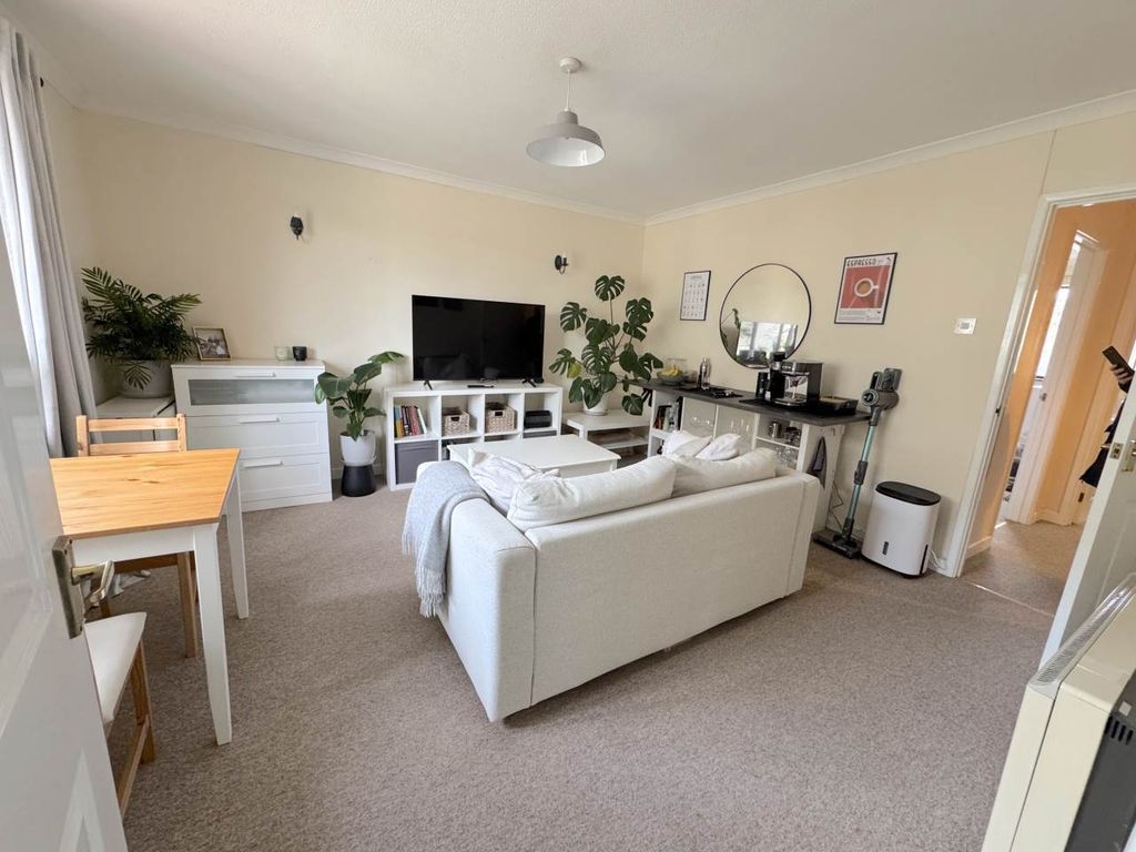 Property photo 2 of 11 Lounge