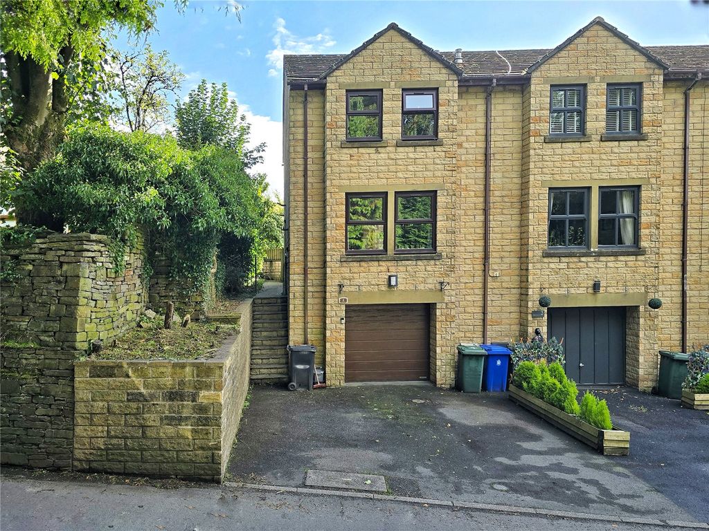 Property photo 1 of 17 Modern End Townhouse