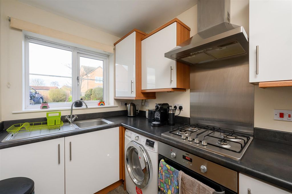 Property photo 3 of 11 Kitchen