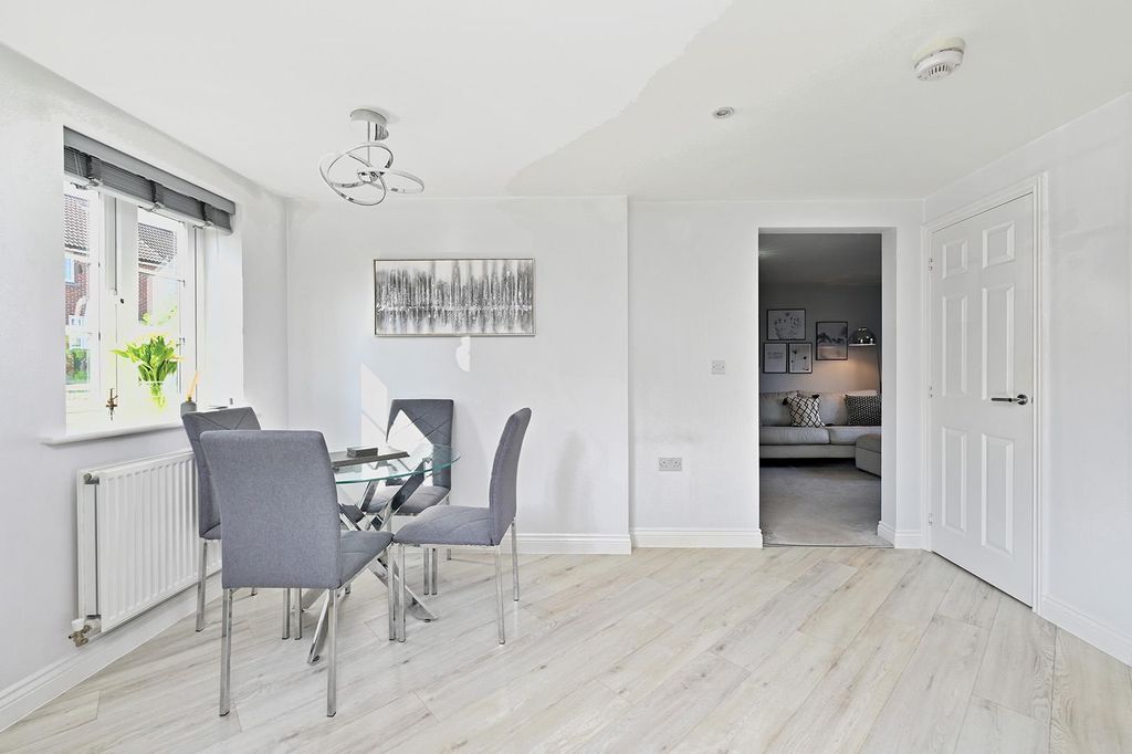 Property photo 3 of 11 Dining Area