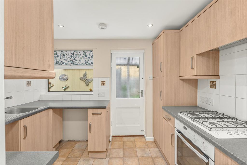 Property photo 2 of 12 83 St Anne's Road, Banbury-7.Jpg