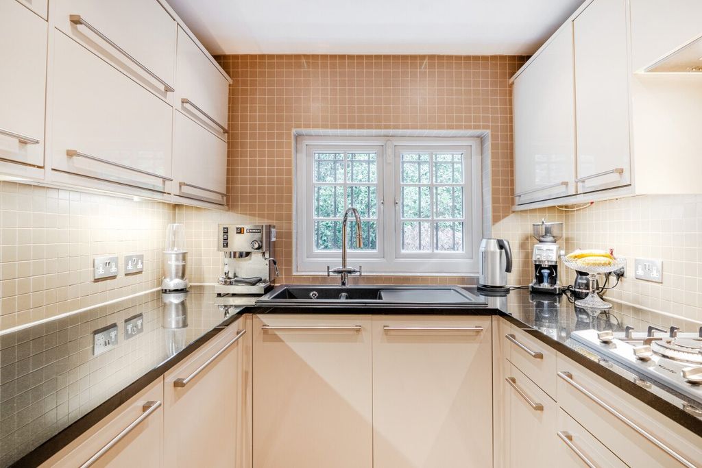 Property photo 2 of 37 Picture No. 97