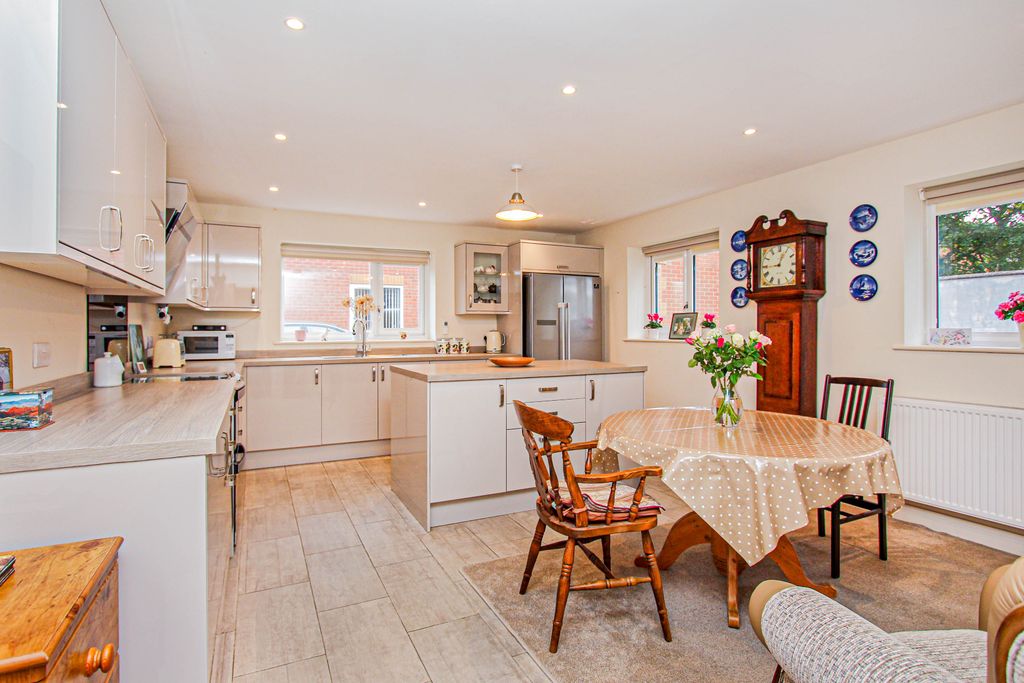 Property photo 2 of 18 Kitchen/Dining Room