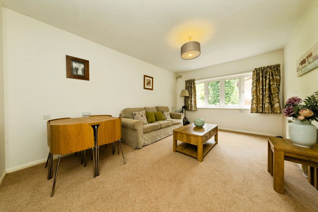 Property photo 1 of 11 Lounge