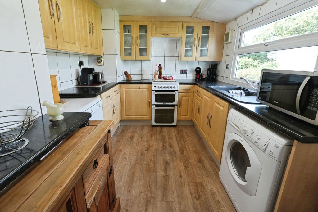 Property photo 3 of 19 Kitchen