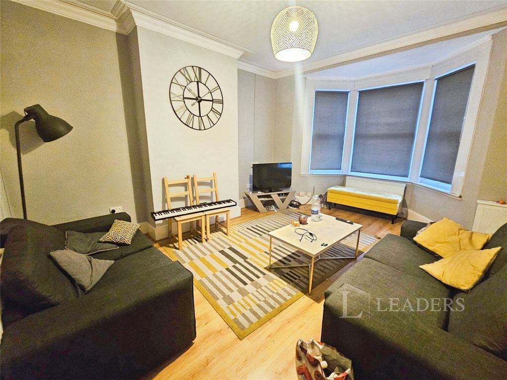 Property photo 2 of 16 Lounge