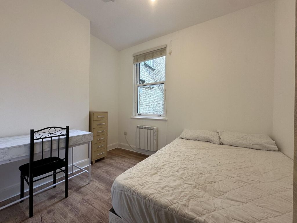 Property photo 1 of 6 Bedroom