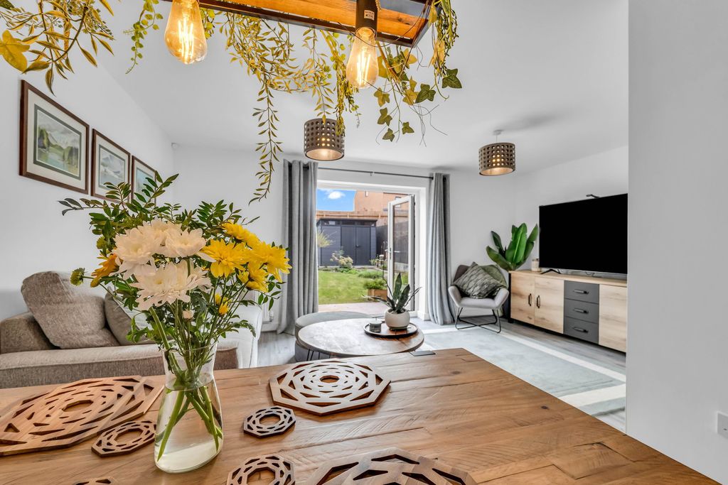 Property photo 2 of 33