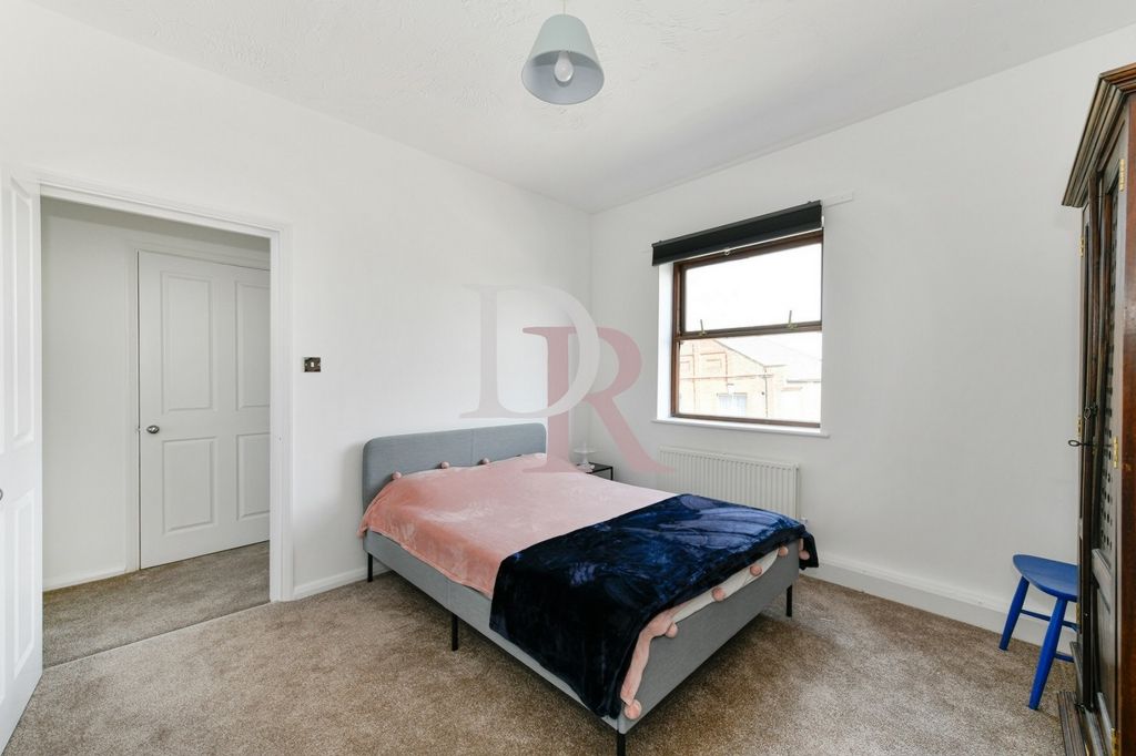 Property photo 3 of 10 Bedroom