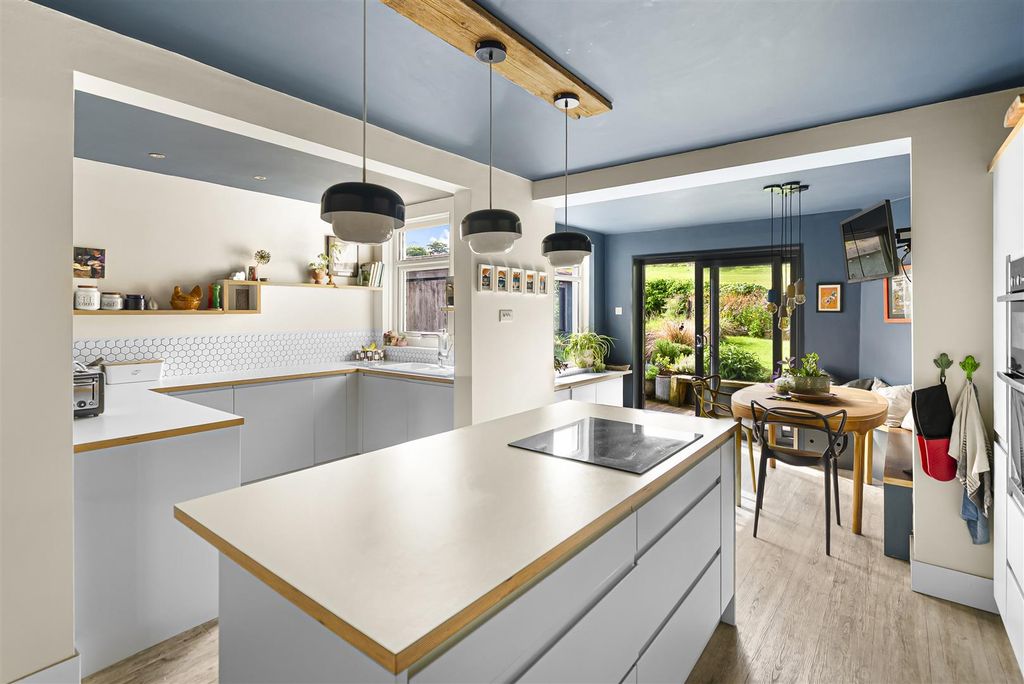 Property photo 3 of 26 Breakfast Kitchen