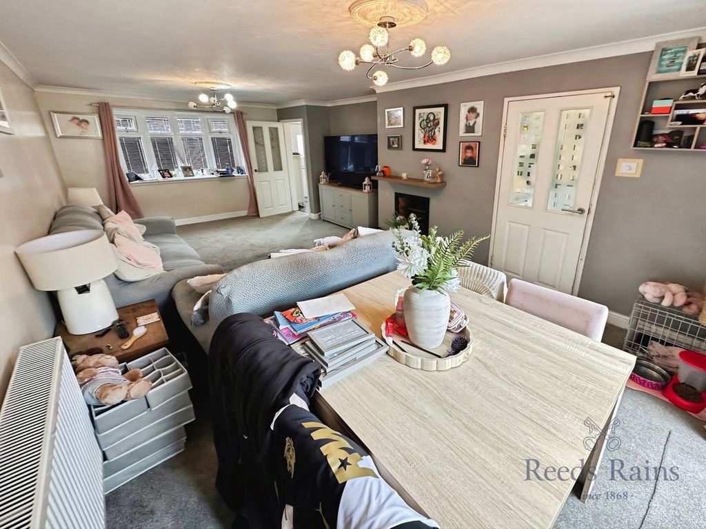 Property photo 3 of 13 Lounge