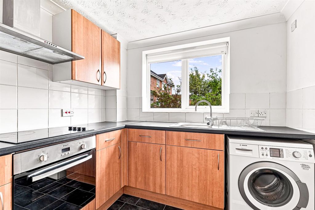 Property photo 3 of 11 Kitchen