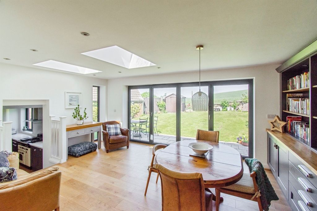 Property photo 2 of 32