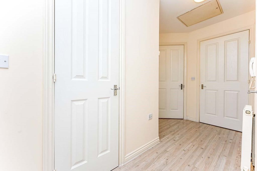 Property photo 2 of 9 Entrance Hallway