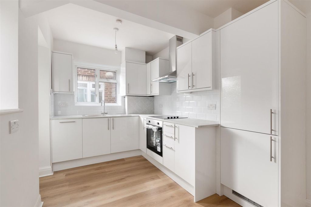 Property photo 2 of 10 Kitchen