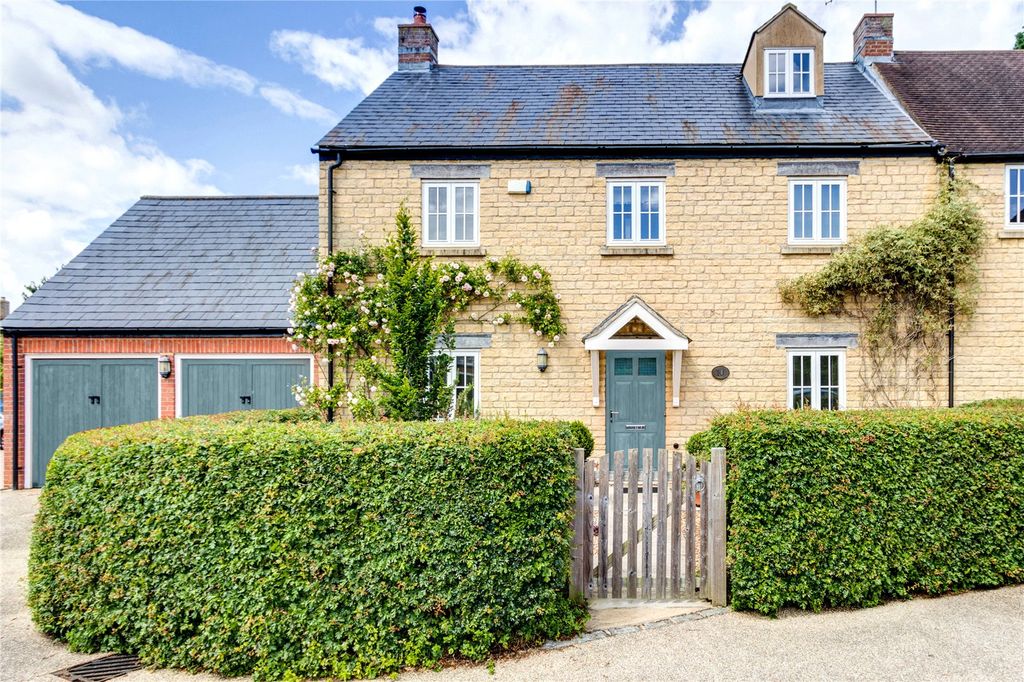 Property photo 2 of 16 10 The Long Close