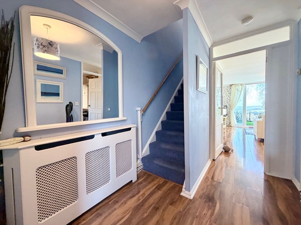 Property photo 3 of 19 Entrance Hall