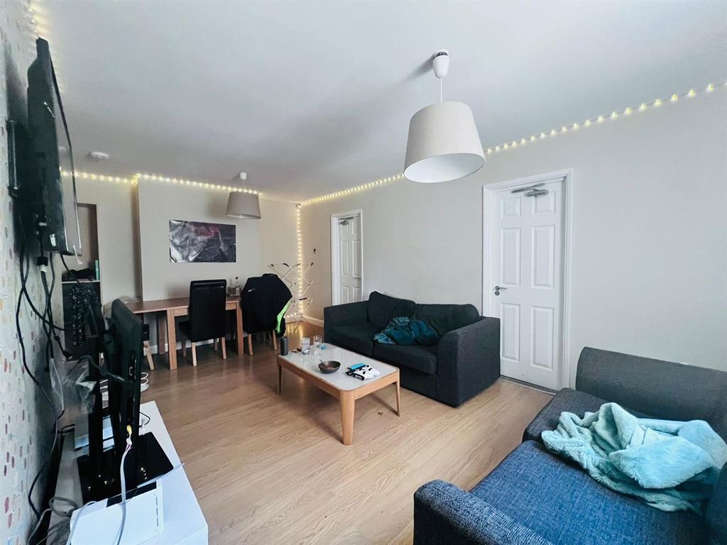 Property photo 2 of 19 Lounge