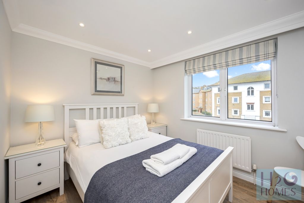 Property photo 2 of 33 The Strand, Collingwood Court, 34-002
