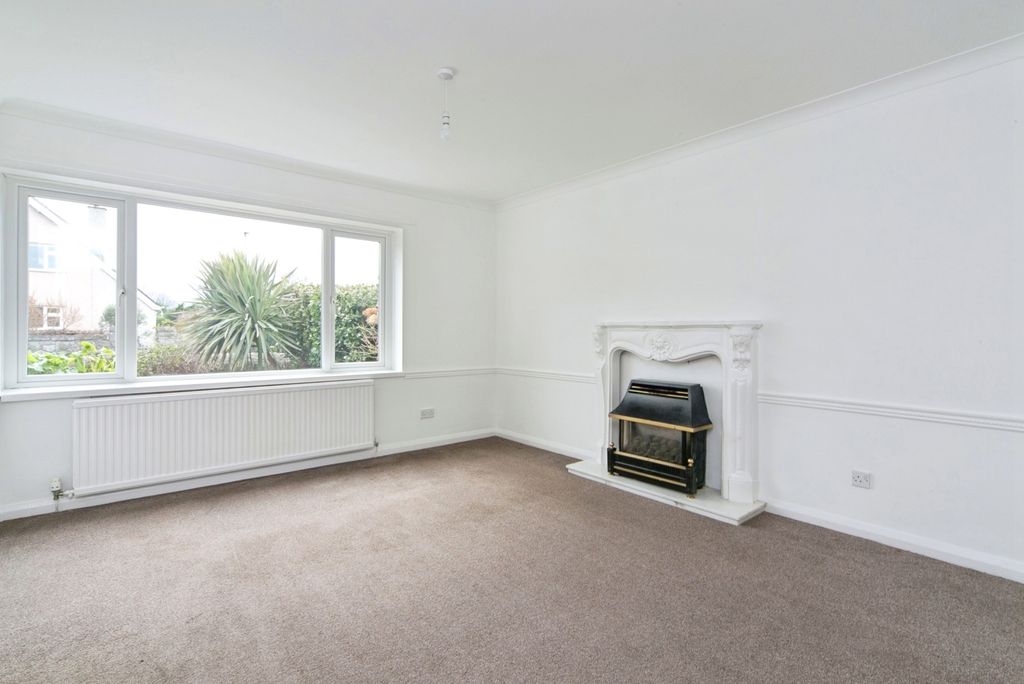 Property photo 3 of 20 Lounge