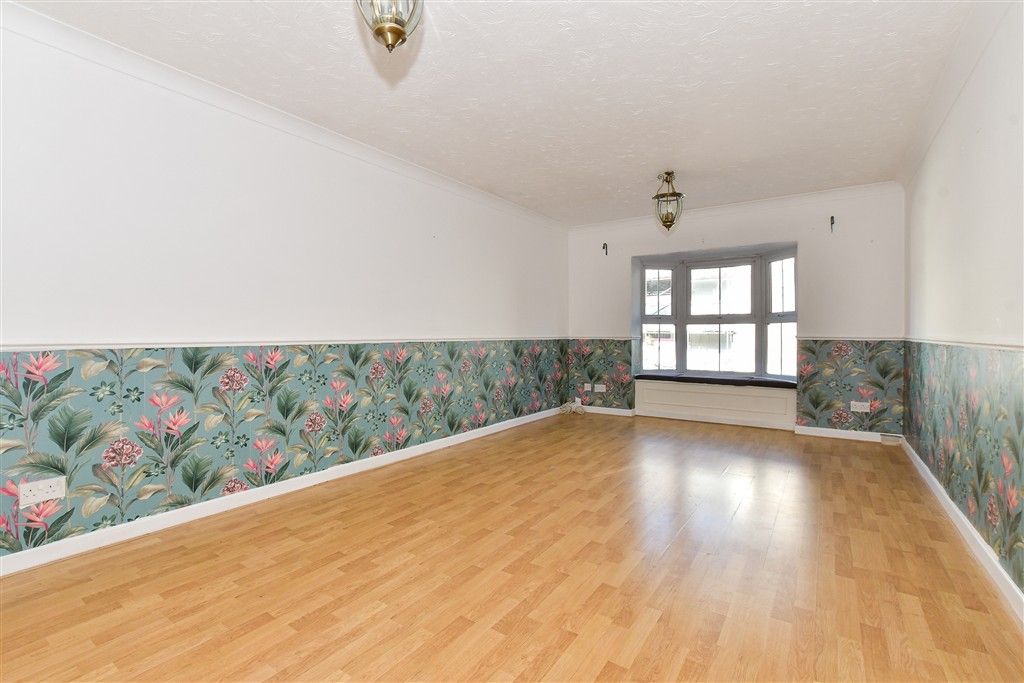 Property photo 3 of 13 Lounge