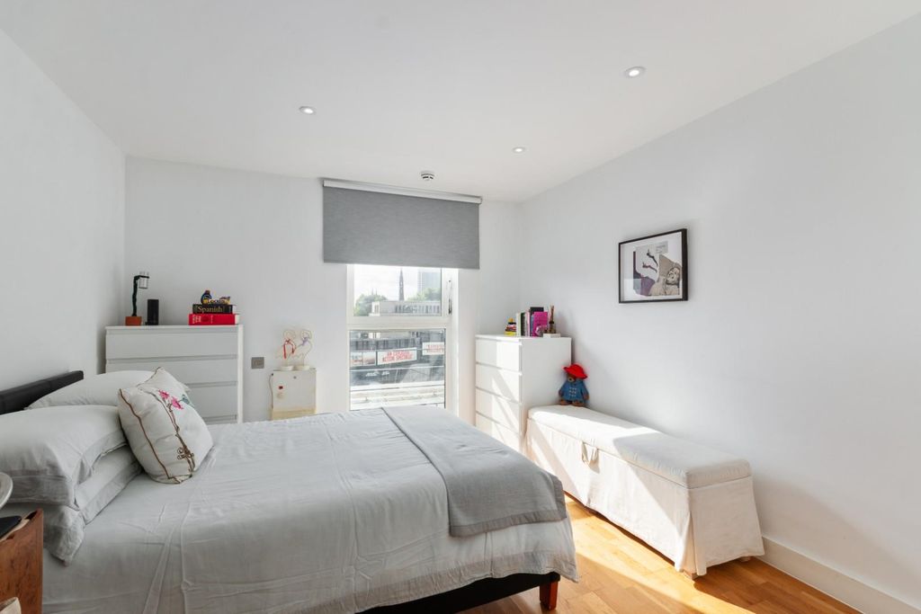 Property photo 3 of 8 Shafesbury Place 26 Ph2.Jpg