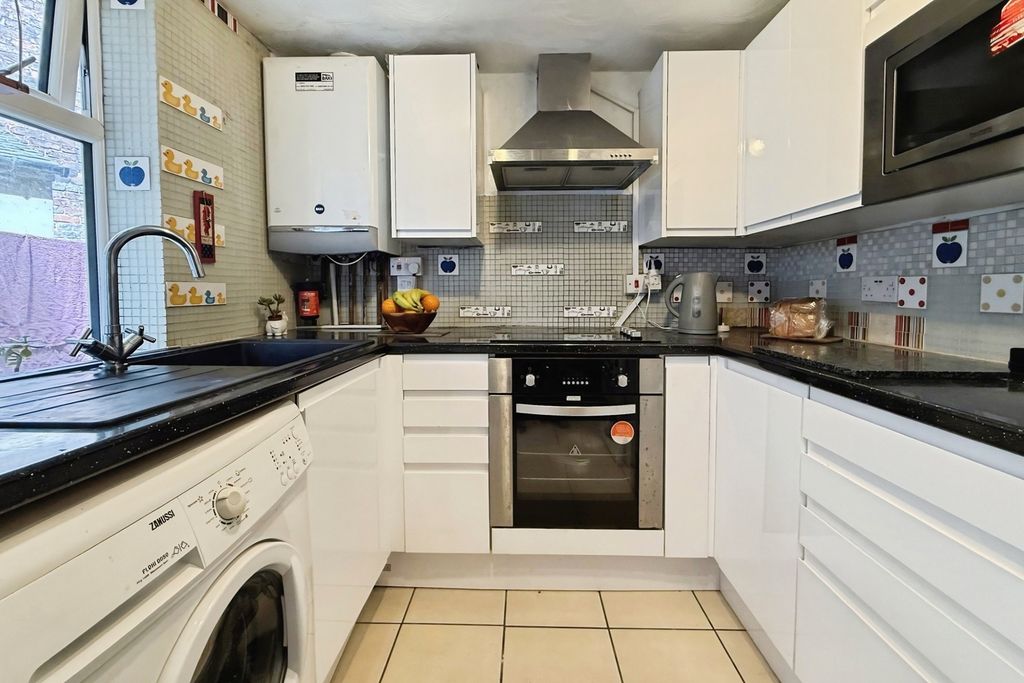 Property photo 3 of 8 Kitchen