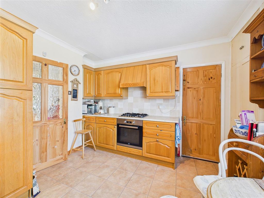 Property photo 2 of 10 Kitchen
