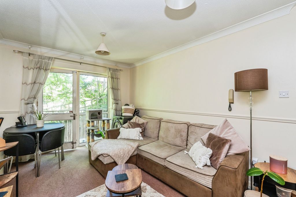 Property photo 3 of 15 Lounge