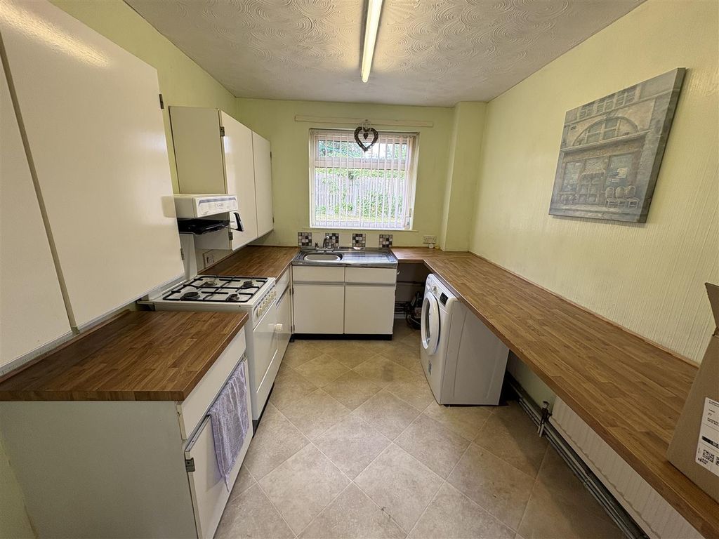 Property photo 3 of 8 Kitchen