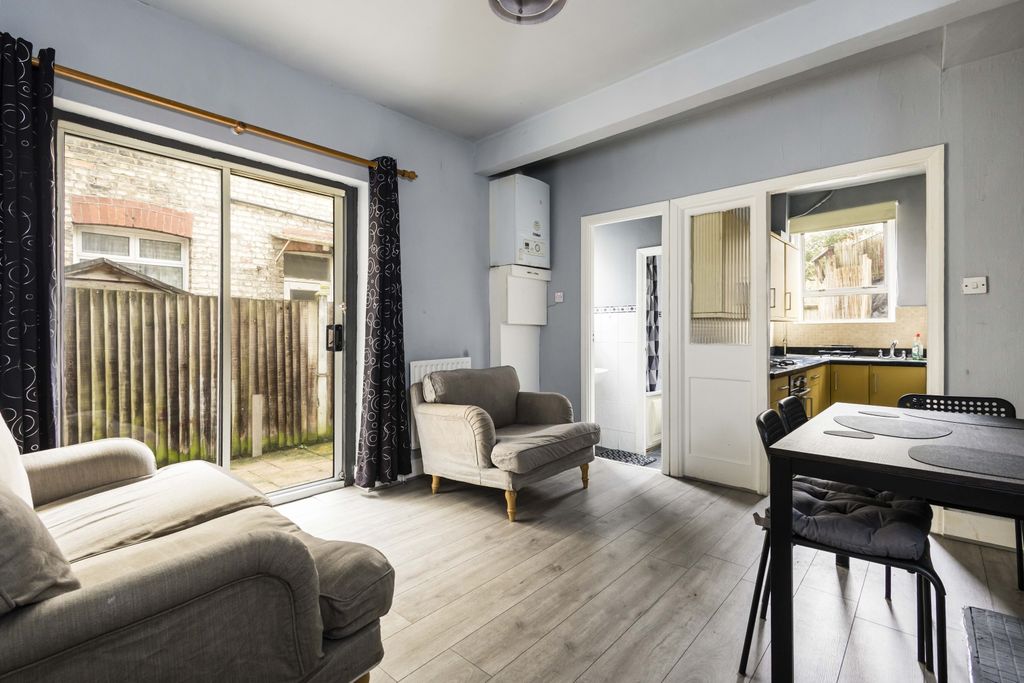 Property photo 3 of 10 16A Ravenshurst Ave-2-Edit