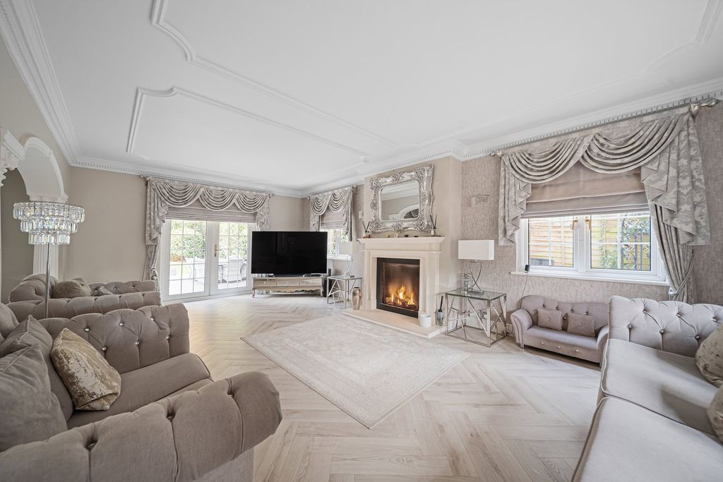 Property photo 2 of 33