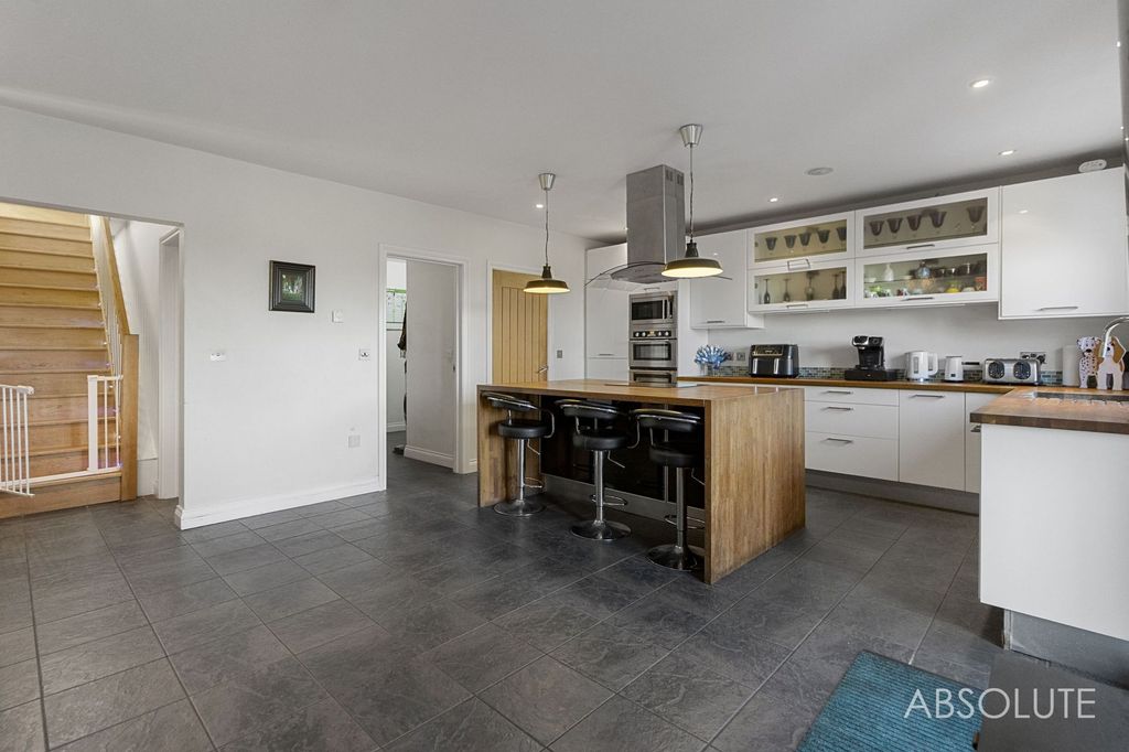 Property photo 3 of 43