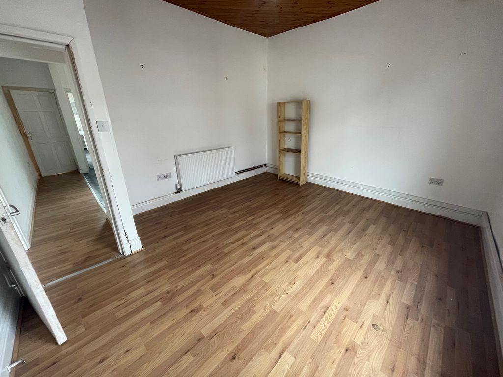 Property photo 2 of 5 Bedroom