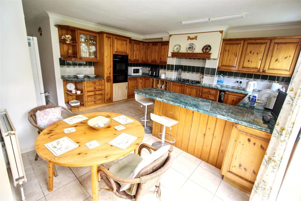 Property photo 3 of 24 Kitchen/Breakfast Room