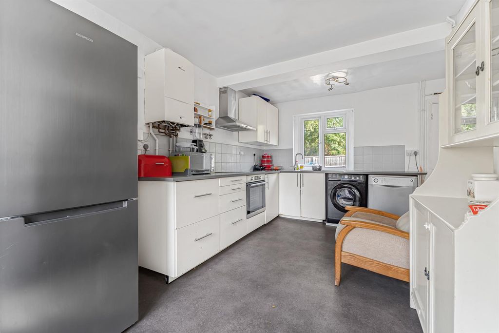 Property photo 3 of 10 17 Hensington Close-4.Jpg