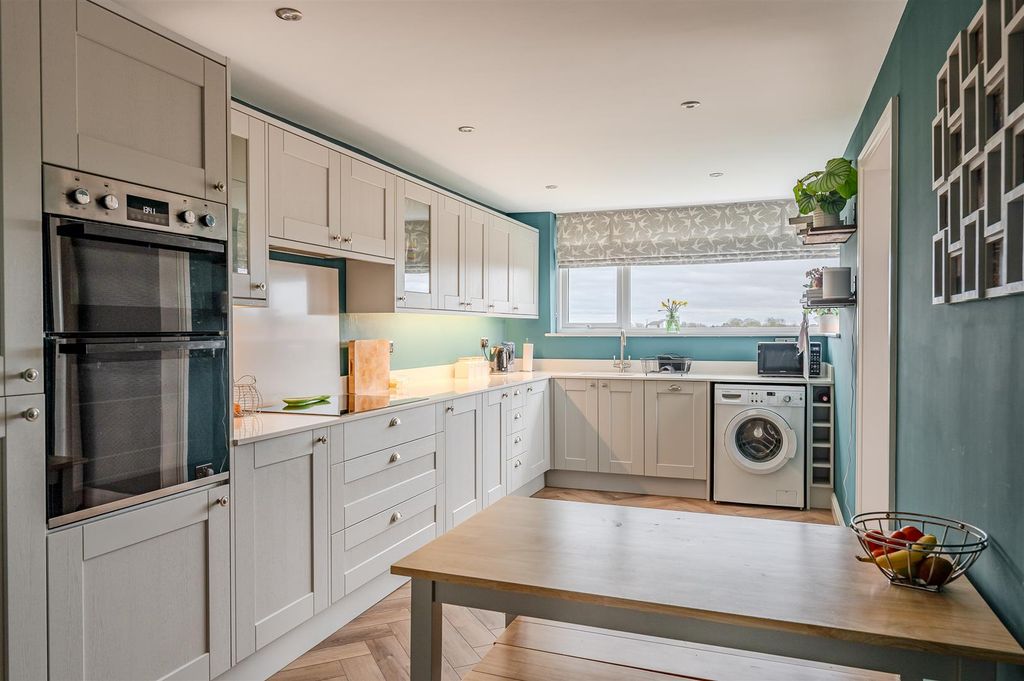 Property photo 3 of 19 Kitchen