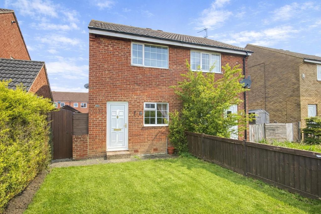 Property photo 1 of 7 Red Brick House On Silvertree Walk.Png