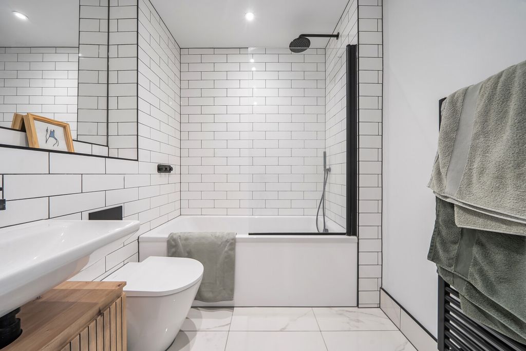 Property photo 3 of 13 1437028-12-69Cbcd...