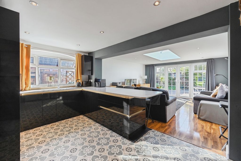 Property photo 3 of 17 Photo