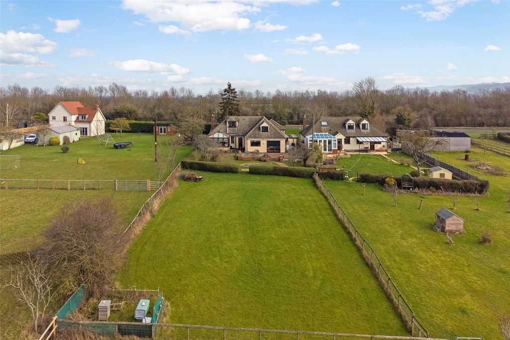 Property photo 1 of 17 Longlands
