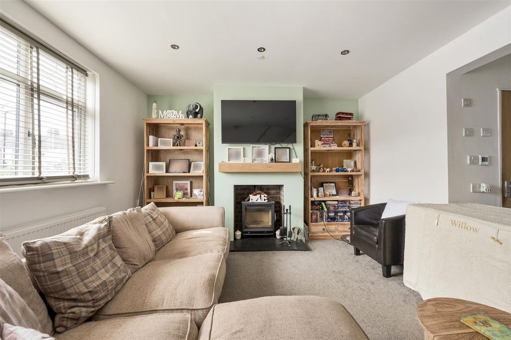 Property photo 2 of 30 Sutton Road, E17