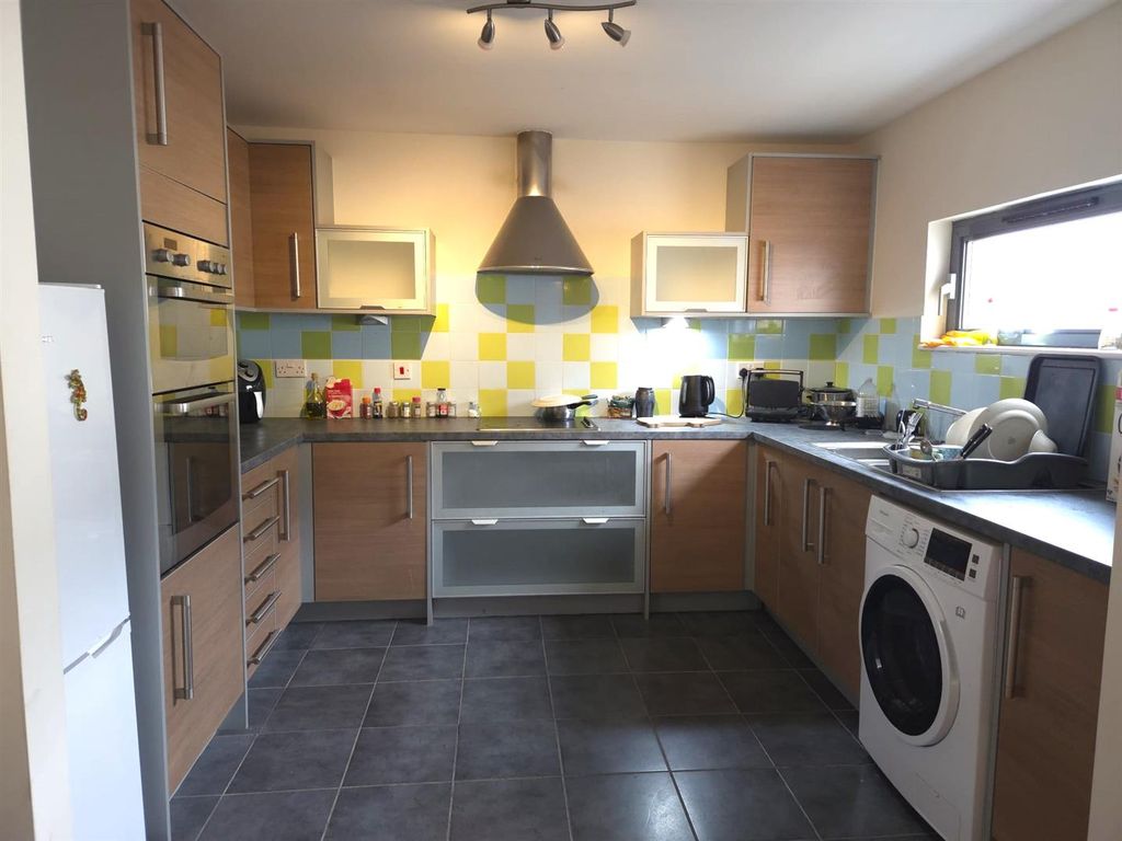 Property photo 3 of 11 Kitchen.Jpg