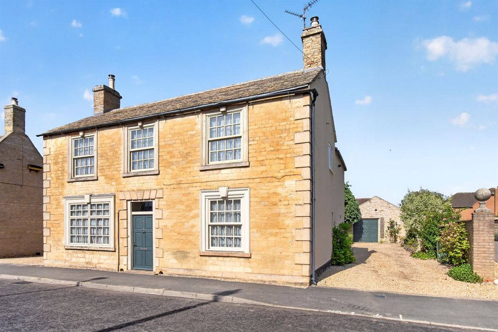 Property photo 2 of 32