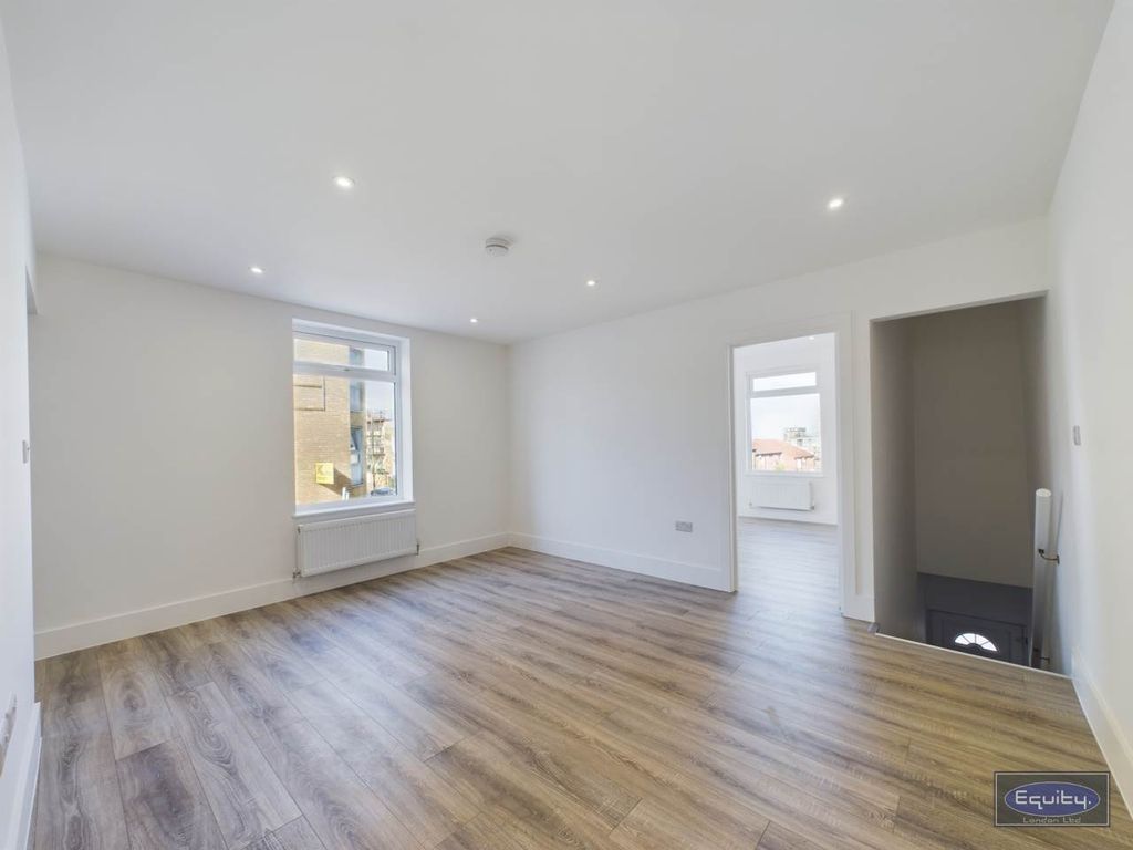 Property photo 1 of 13 Lounge